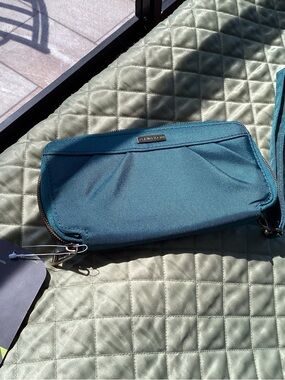 Travelon Teal Green Zip Wristlet Travel Wallet RFID blocking